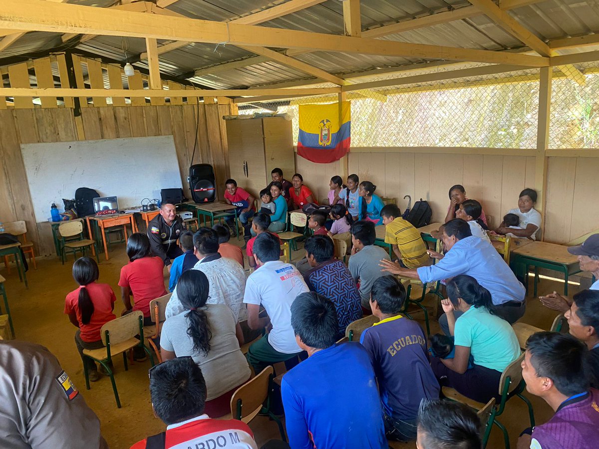 PoliciaEcuador's tweet photo. Personal policial del #Devif, #Dinapen y #Uncis capacitaron a 60 personas entre niños, jóvenes y adultos de la comunidad Awá #Carchi, se abordó temas como:
-Derechos y responsabilidades de #NNA
-Violencia intrafamiliar
-Prevención y medidas de protección
#LaPolicíaContigo https://t.co/kRXTHX44or