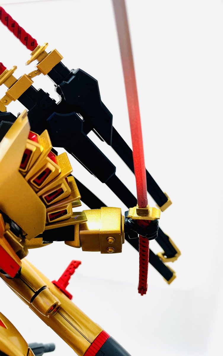 頭部の目とボディ＆脚部のスリット内パーツ、ランチャーの宝玉と刀がブラックライトで光ります✨