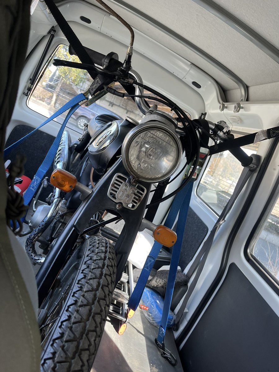 VvtBEvH7FudmO6z's tweet photo. バイク取りに来たら地酒貰っちゃった
俺これ1人で飲み切れるかな笑
 #cs65 https://t.co/apwLsCeAQ5