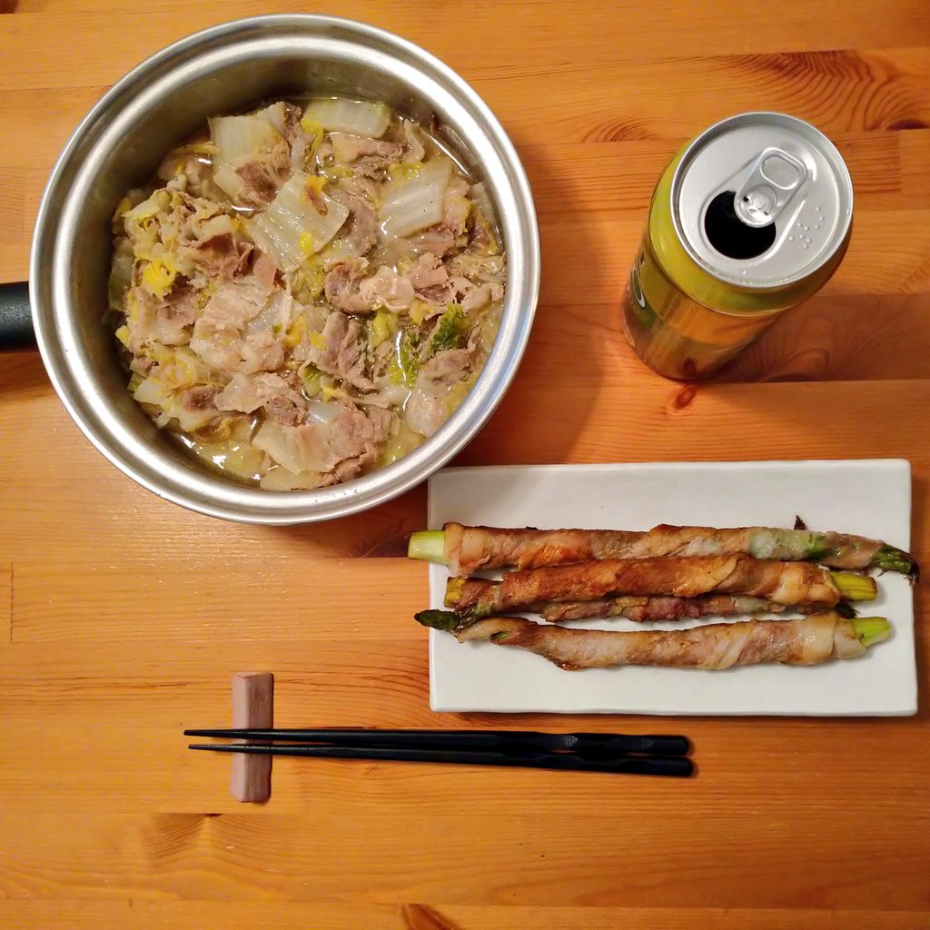 昨日の夕飯💕送信してなかった～😉豚バラ肉と白菜の鍋🐖アスパラの肉巻き🍖丸々一本で巻くよ😆美味しくいただきました💯🍻