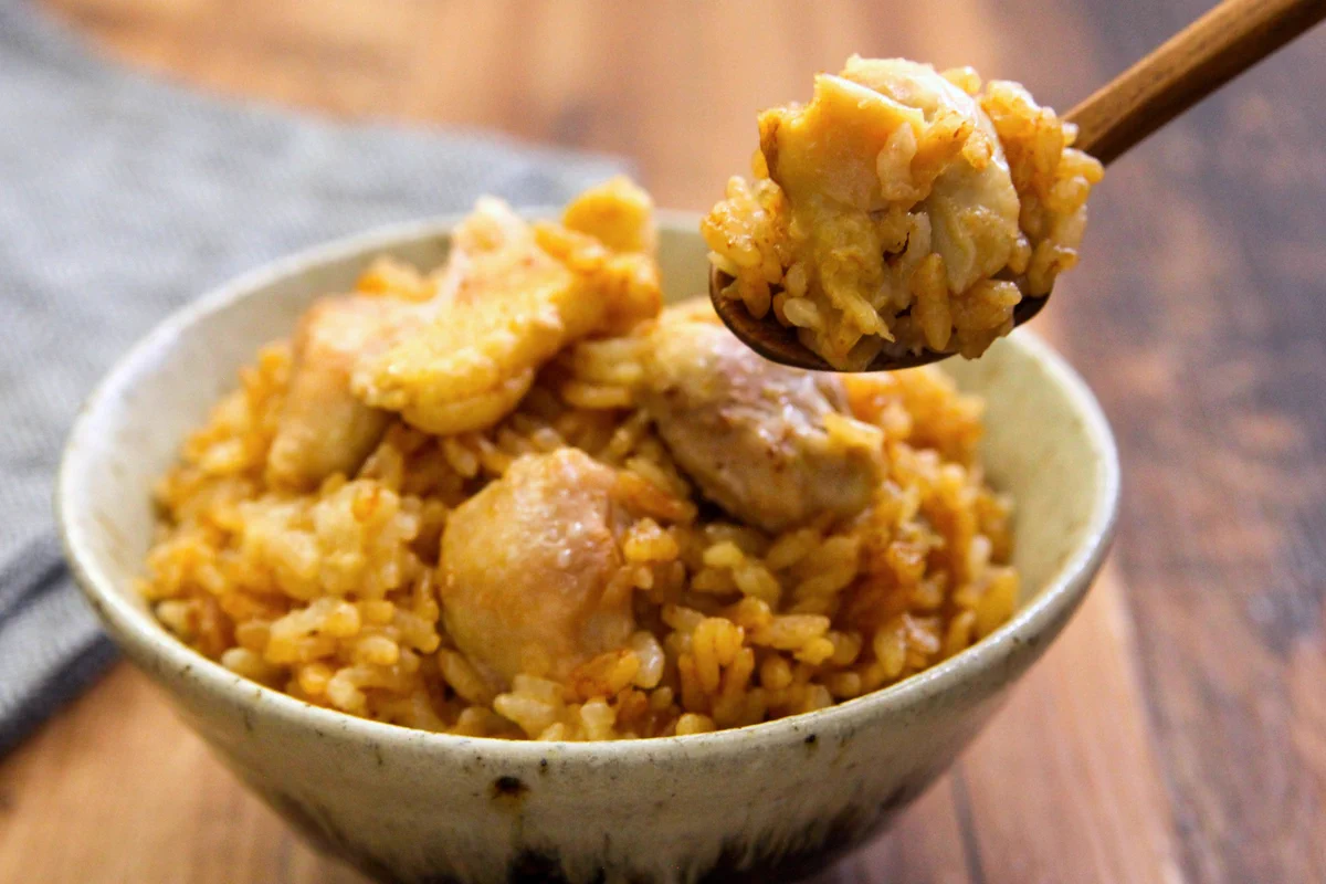 卵かけご飯にして食べても最高？！鶏肉などを使った、とっても美味しそうな「炊き込みご飯」レシピ！