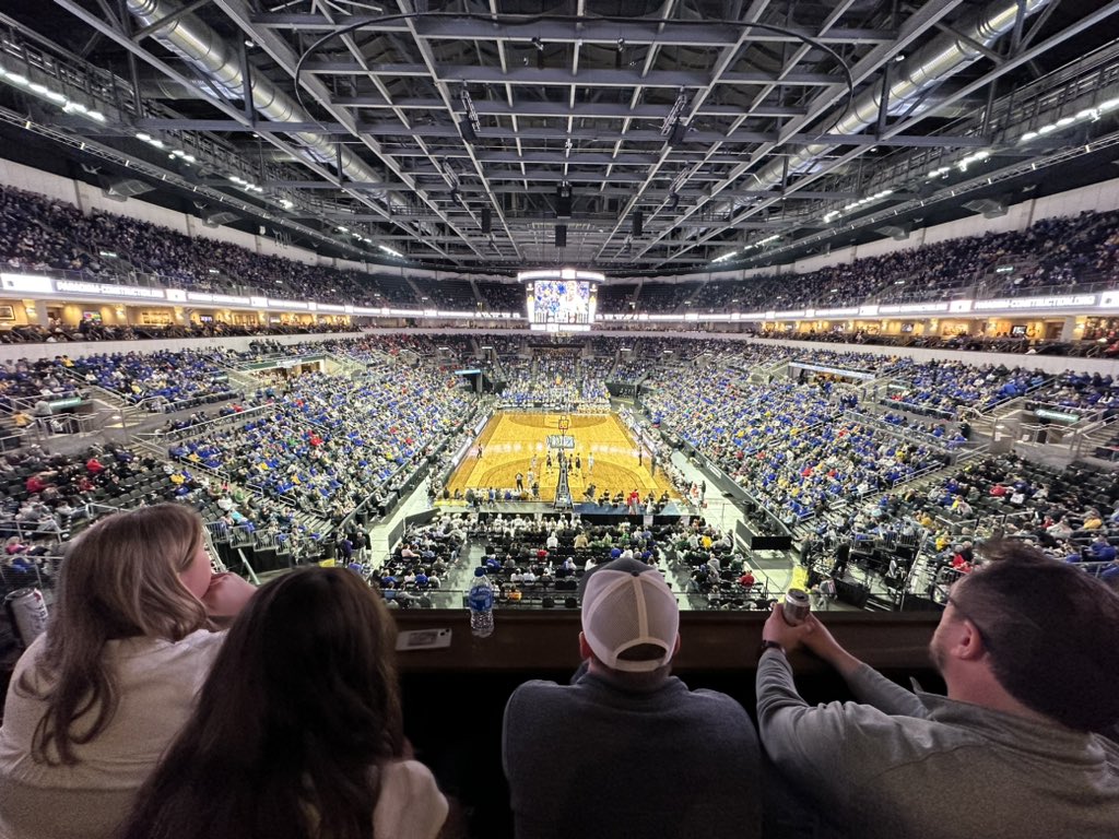 TheSummitLeague's tweet photo. Not many quarterfinal crowds look like this!🤩
#March2TheSummit https://t.co/GNDsYvRCHe