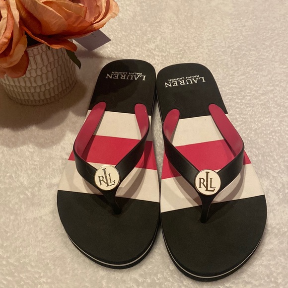 fireupqueen's tweet photo. So good I had to share! Check out all the items I'm loving on @Poshmarkapp #poshmark #fashion #style #shopmycloset #laurenralphlauren: https://t.co/KJtB8WhBTi https://t.co/rYuQcYqDVf