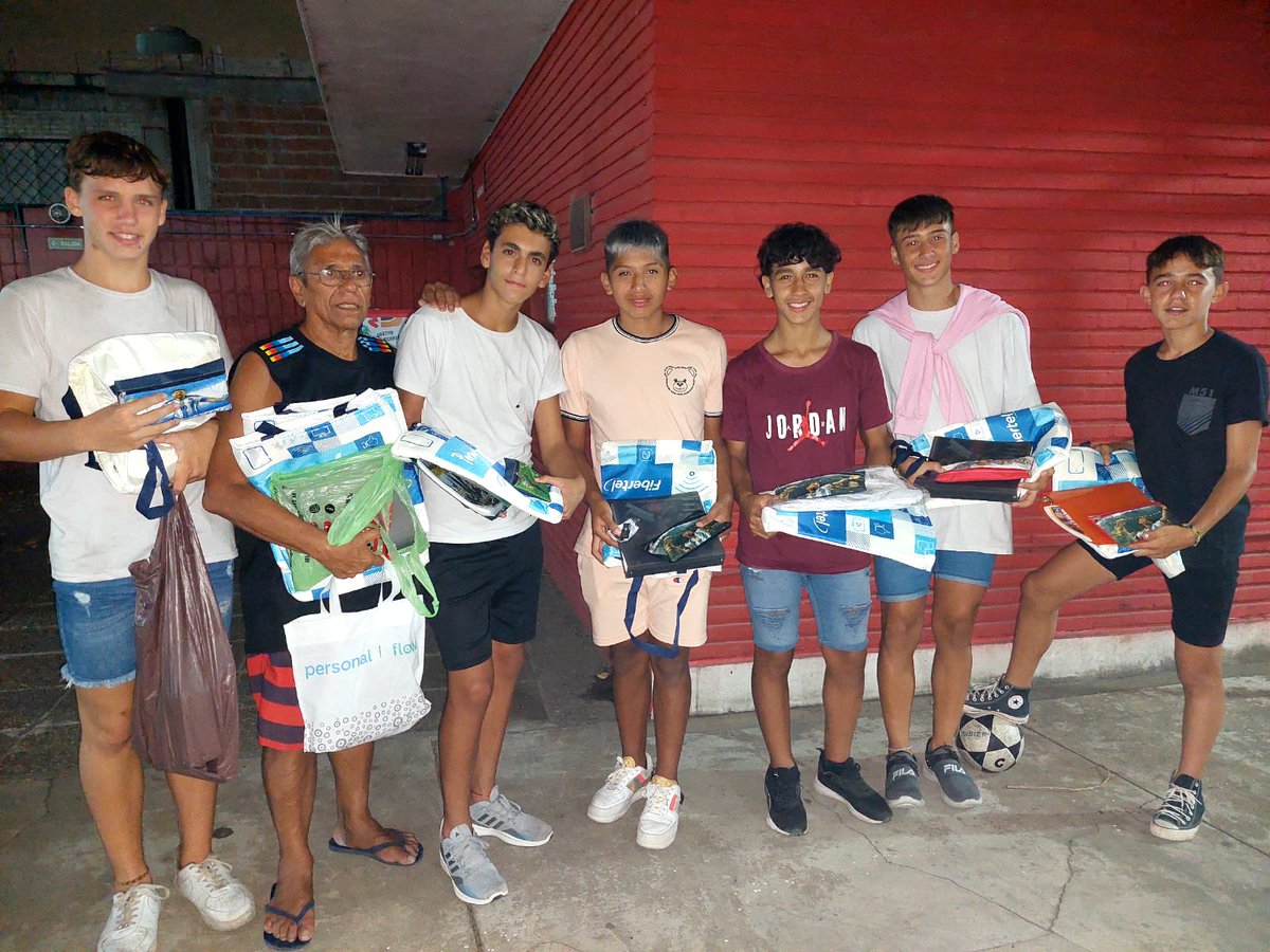 juancaiorossi's tweet photo. @SABADOGOL @patoaaaj @RodoBaiz @javipeder @InferioresAAAJ Un gran agradecimiento  a los socios de la agrupación 05 por la hermosa noche que le hicieron pasar a los chicos de la Pension Pekerman .Muchas gracias por la entrega de utiles escolares y la torta de cumpleaños para Juan. https://t.co/8n7P7L1Hpb