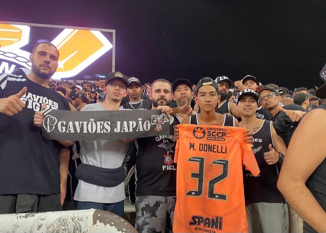 Vessoni's tweet photo. O @DonelliMatheus sendo @DonelliMatheus! 

O pessoal da @gavioesjapao está fazendo uma rifa para ajudar a garotinha Nayanne e o goleiro entregou sua camisa para ajudar a levantar o dinheiro na ação.

Fera demais, Donelli! Parabéns, meu caro!!!! Sucesso sempre.

👏 👏 👏 https://t.co/MEEYIBw5O8