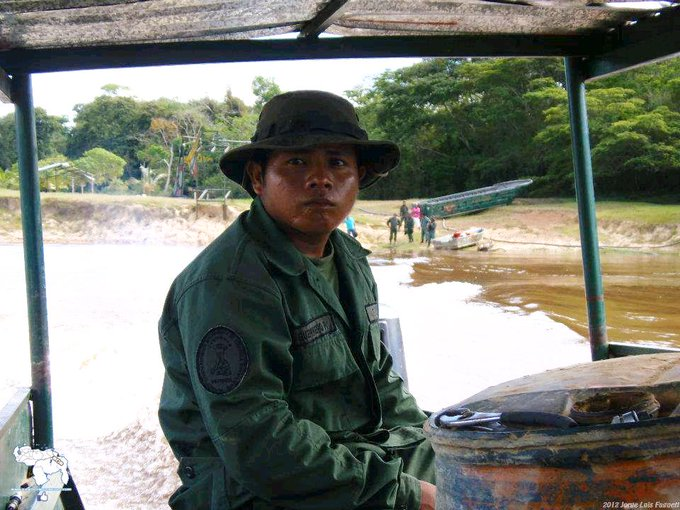 En uno de nuestros viajes al límite de facto, conocimos a este valiente soldado, indígena pemón, nacido en el Esequibo y quien orgullosamente porta el uniforme del Ejército venezolano. #5Mar #MiMapa