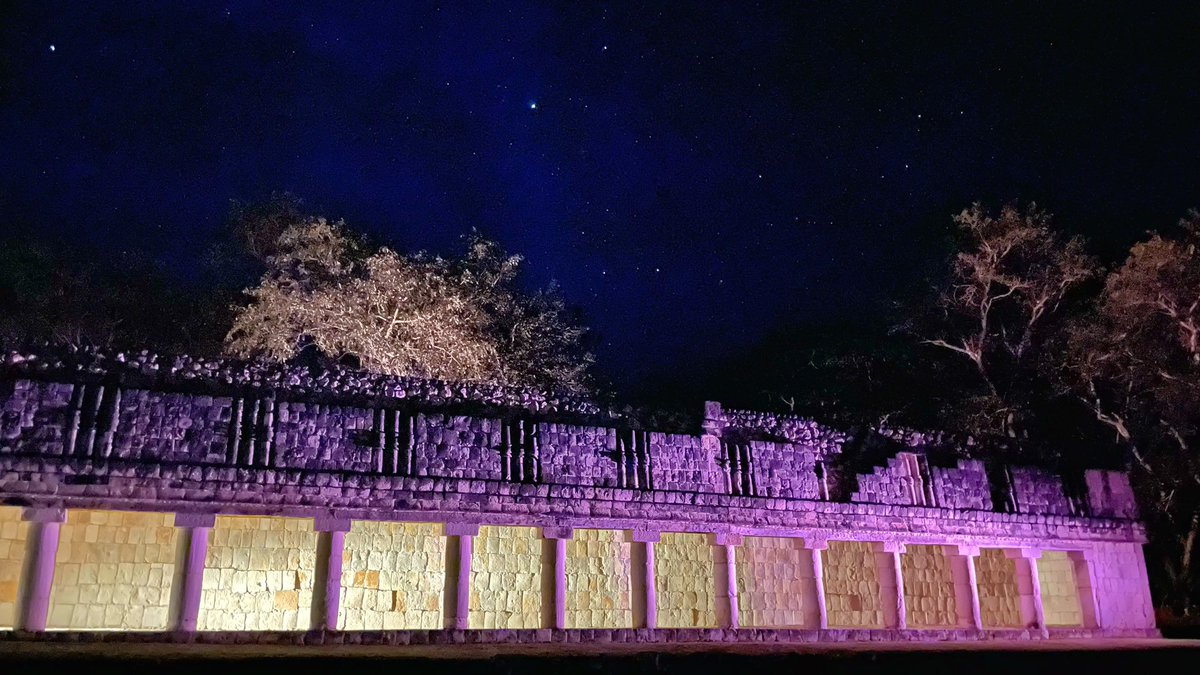 Carleone_lr's tweet photo. #EcosdeUxmal es el nuevo espectáculo que se presenta en la zona arqueológica de #Uxmal (En español significa: “Tres veces construida”) y que fue presentado en 2022 para renovar el “Luz y Sonido” inaugurado por la reina Isabel II de Inglaterra y el Príncipe Phillip el 27/02/75. https://t.co/MveGygZnr3