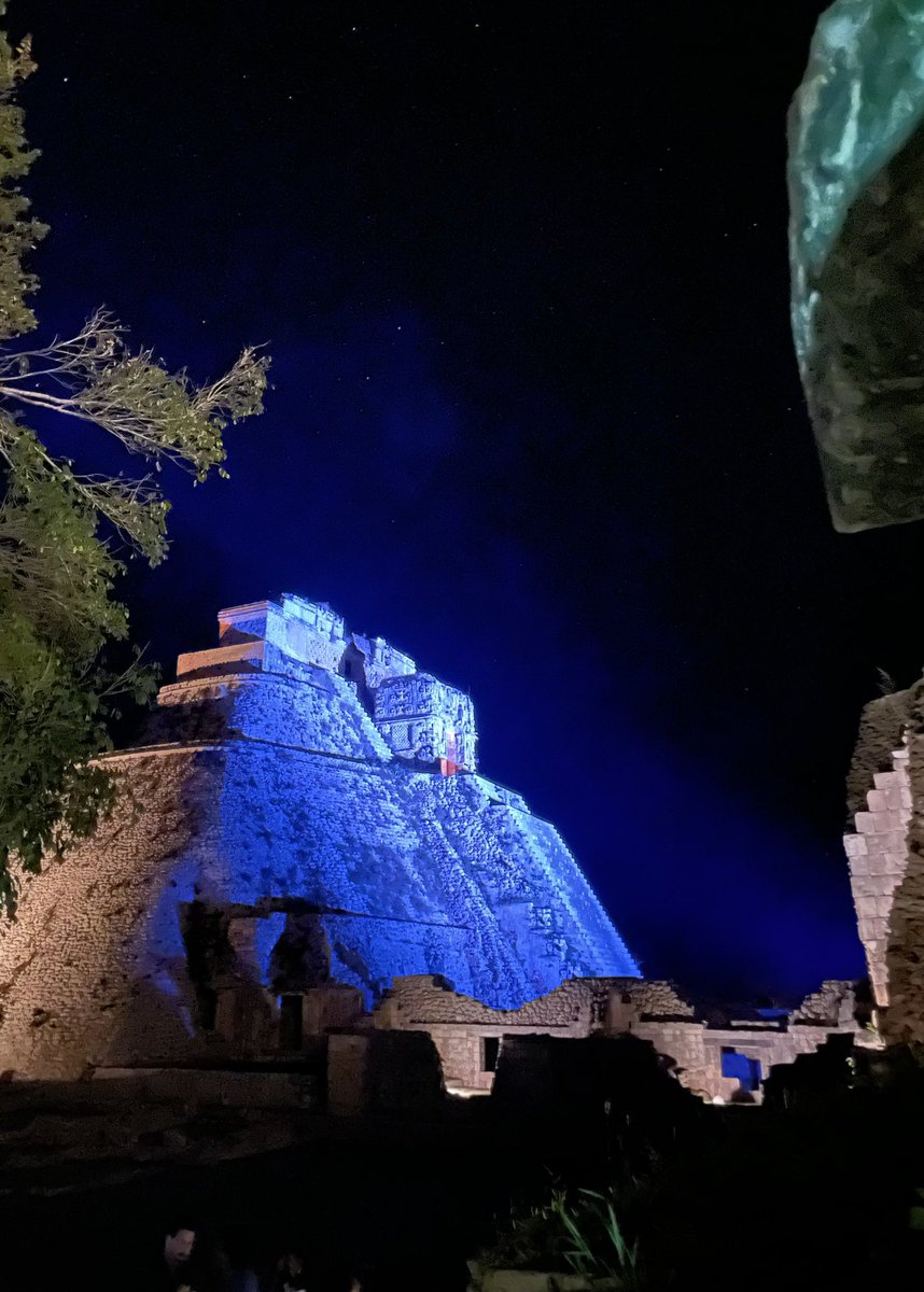Carleone_lr's tweet photo. #EcosdeUxmal es el nuevo espectáculo que se presenta en la zona arqueológica de #Uxmal (En español significa: “Tres veces construida”) y que fue presentado en 2022 para renovar el “Luz y Sonido” inaugurado por la reina Isabel II de Inglaterra y el Príncipe Phillip el 27/02/75. https://t.co/MveGygZnr3