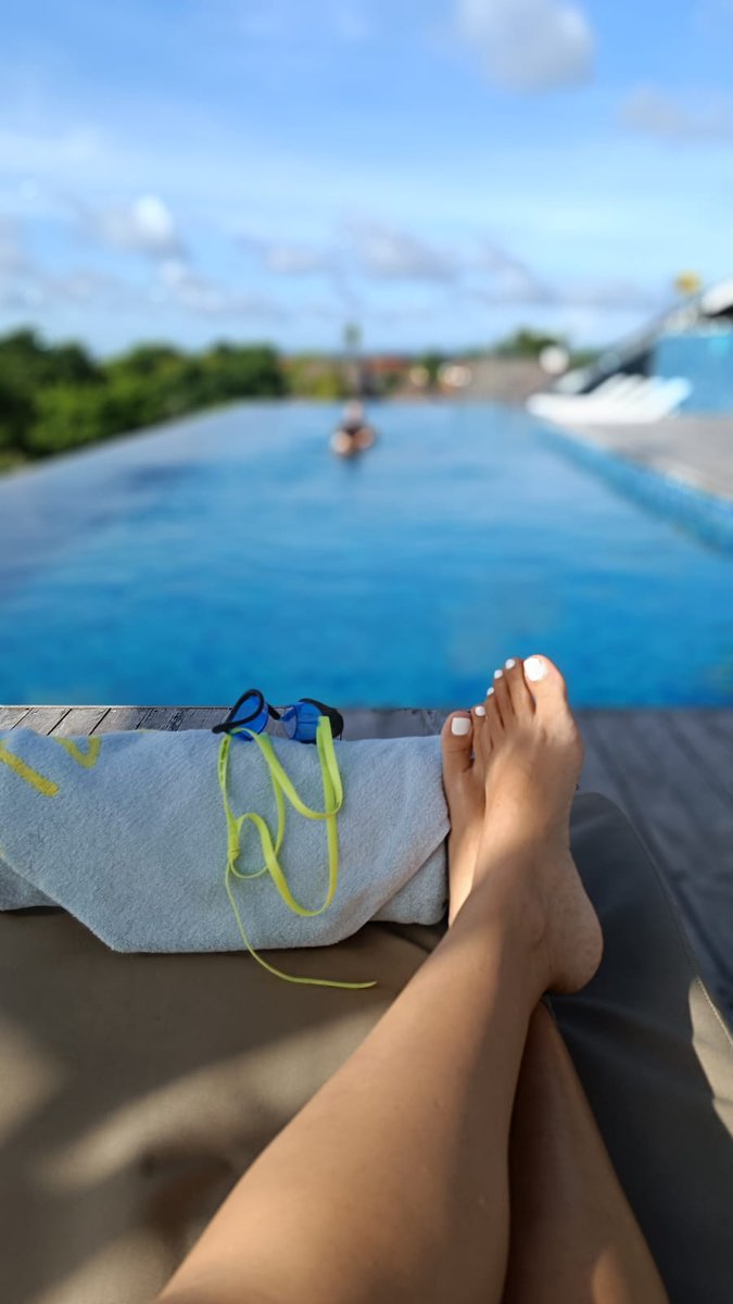 Jangan liat warna cat kukunya, liatnya ke isi kepala aku, yang berhasil mengontrol mana yang mesti aku pikirin dan mana yang bukan tugasku untuk mikirin.  Semua orang hidup, punya beban sendiri, Wis! Let it go! 
This weekend, I am so in love and proud of myself 🥳
#anxietyisreal