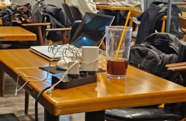 tang__kira's tweet photo. Fenomena WFH di Korea Selatan jadi masalah baru.

Setelah pandemi, banyak perusahaan yang lanjut WFH.

Tapi, sekarang cafe penuh sama orang-orang WFH.

Istilah maling listrik dan penjahat listrik muncul buat orang yg seharian di cafe buat kerja tapi cuman pesen americano segelas https://t.co/TsBtNCIauW