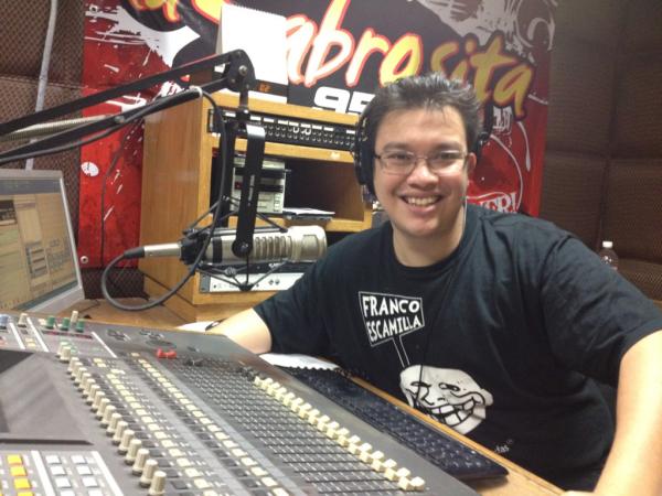 franco_esca's tweet photo. Es peligroso allá afuera, toma esta foto de Franco en el 2010 aprendiendo a usar la consola en radio regañado por @rubestelflores https://t.co/Q3zXDSojoO