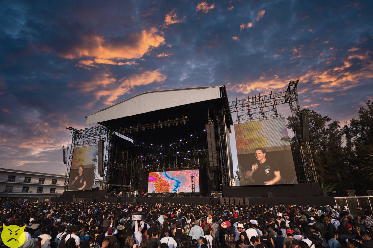 Nuestro mundo solo tiene atardeceres así. 🔥😈⛅️
#TheWorldIsAVampire