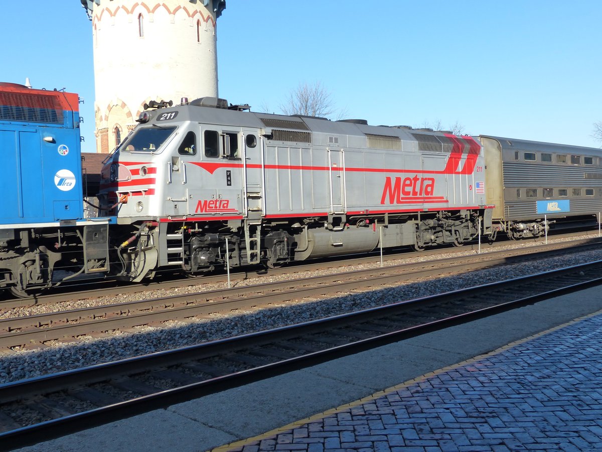 PowerRailfan's tweet photo. @RailroadPics Nice heritage livery. These days, Chicago railfans see METX #211 in the classic livery. Here it is on 23 November 2022 at Riverside, IL. https://t.co/OxP7hHNZTt