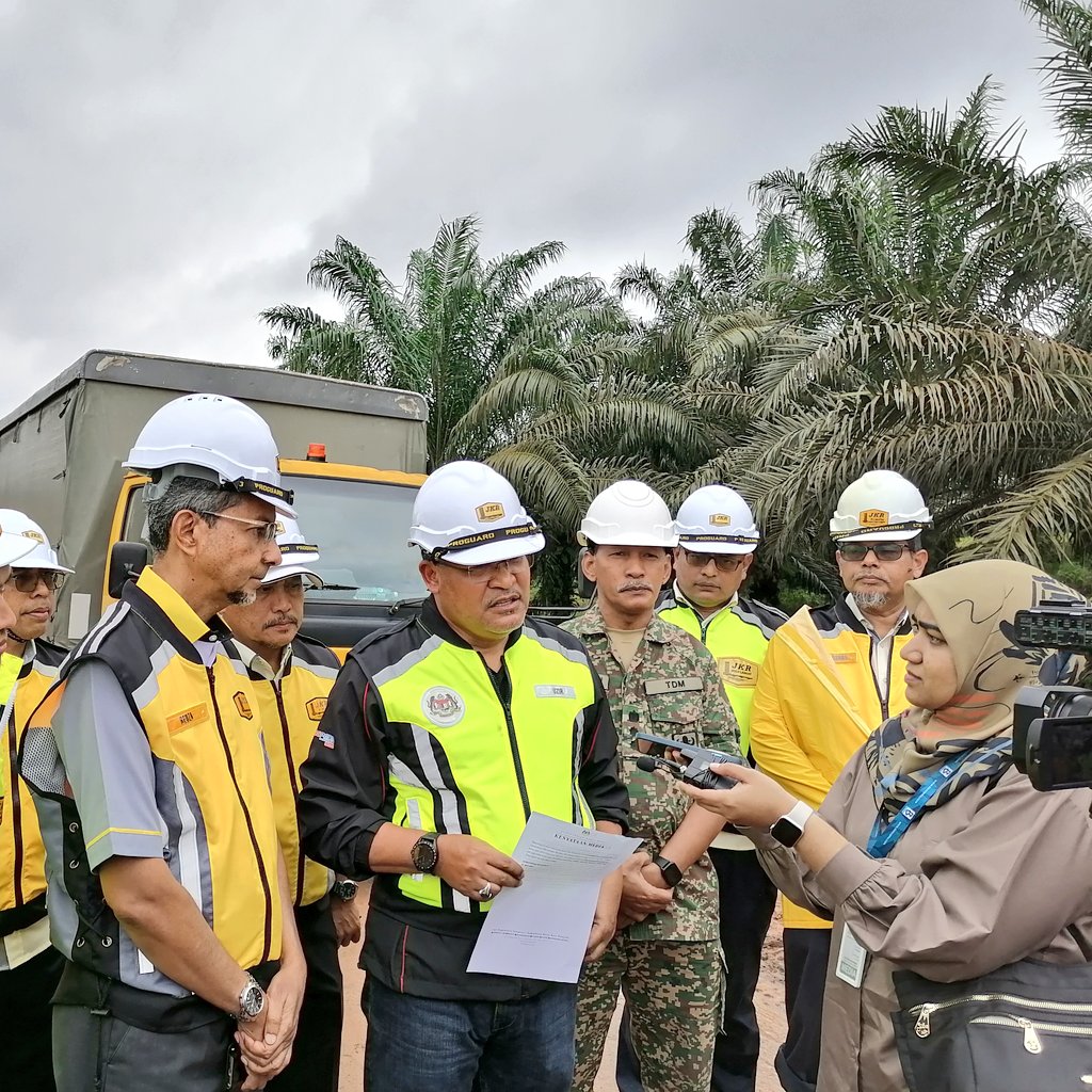Pagi ini, Lawatan Dato Wira <a href="/KkrKsu/">KSU_KKR</a> ke lokasi jalan runtuh laluan Persekutuan FT 2490 jalan masuk perwira Jaya dan selancar, Rompin, Pahang.

Kerja-kerja pemasangan Bailey Bridge satu Lane kerjasama <a href="/IPJKR_Official/">JKR Malaysia Rasmi</a> bersama 11 RAJD ATM.

<a href="/zukiAli_/">Mohd Zuki Ali</a>
<a href="/AlexNantaLinggi/">Alexander Nanta Linggi</a>