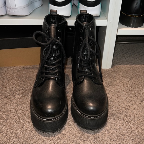 PhoenixGravy's tweet photo. So good I had to share! Check out all the items I'm loving on @Poshmarkapp #poshmark #fashion #style #shopmycloset #bananarepublic #tekgear #stevemadden: https://t.co/39jW4r3L4A https://t.co/8035zHzHRf