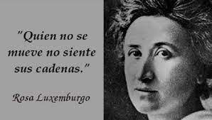 Un día 5 de marzo, del año 1871, nació Rosa Luxemburgo, teórica marxista polaca de origen judío, antimilitarista, pacifista y poderosa crítica del feminismo burgués. La Rosa Roja, como se la llamaba y conocía, sería asesinada en 1919, por grupos paramilitares alemanes.
