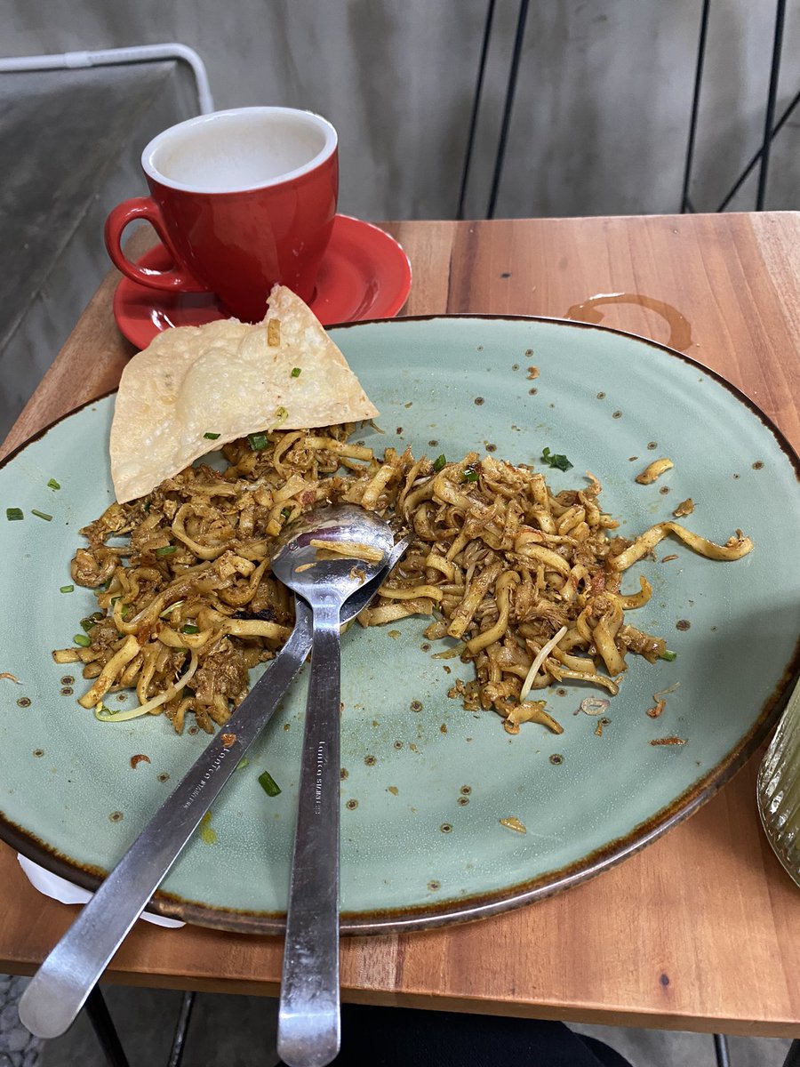 RaharsariDian's tweet photo. Lari di UB baru start jam 07.30 dimana matahari udah panas tang tang lalu jalan sekitar udah rame. Berujung aras2en lalu cari kopi dan sarapan aja di Jaya 🫠 https://t.co/h2JfQE19VP