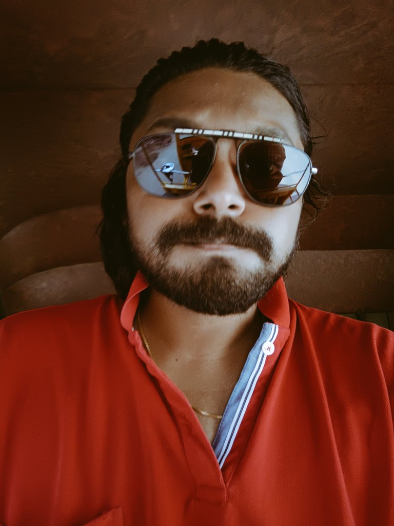 GuruNGovernance's tweet photo. Kulira kulira
Thalaiku Ennai thechu
Sikkellam eduthu
Thalaya seevi konda pottu
Kulicha thaan intha veyilukku nalla irukku 😬 #AppySunday 👻 https://t.co/tDkFDasW5m
