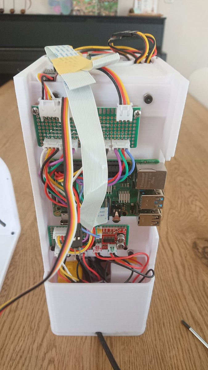 AirpocketRobot's tweet image. 去年参加した #webiotmakers のハッカソンで作ったスマート水耕栽培キット、来週グランプリ大会があるのでプレゼン用に写真取り直し。
特急で工作した割にはちゃんと動いてるし分解メンテも簡単だし、意外といい出来。
過去の自分を少し褒めてあげたい。