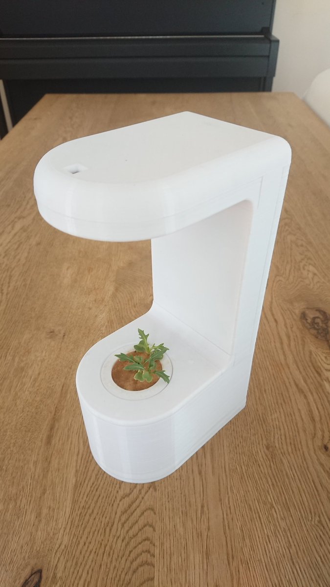 AirpocketRobot's tweet image. 去年参加した #webiotmakers のハッカソンで作ったスマート水耕栽培キット、来週グランプリ大会があるのでプレゼン用に写真取り直し。
特急で工作した割にはちゃんと動いてるし分解メンテも簡単だし、意外といい出来。
過去の自分を少し褒めてあげたい。