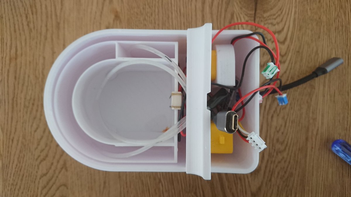 AirpocketRobot's tweet image. 去年参加した #webiotmakers のハッカソンで作ったスマート水耕栽培キット、来週グランプリ大会があるのでプレゼン用に写真取り直し。
特急で工作した割にはちゃんと動いてるし分解メンテも簡単だし、意外といい出来。
過去の自分を少し褒めてあげたい。