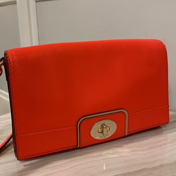mariahigdon7's tweet photo. So good I had to share! Check out all the items I'm loving on @Poshmarkapp from @80vivian #poshmark #fashion #style #shopmycloset #kidpik #katespade #furla: https://t.co/byeRgkFkHO https://t.co/EHcDx1KMej