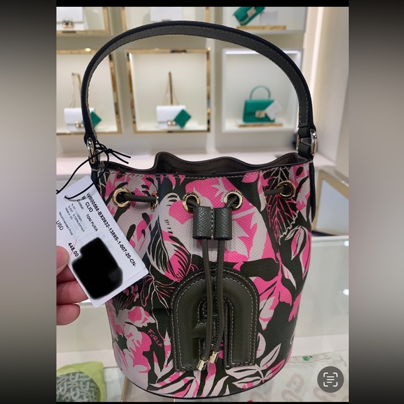 mariahigdon7's tweet photo. So good I had to share! Check out all the items I'm loving on @Poshmarkapp from @80vivian #poshmark #fashion #style #shopmycloset #kidpik #katespade #furla: https://t.co/byeRgkFkHO https://t.co/EHcDx1KMej