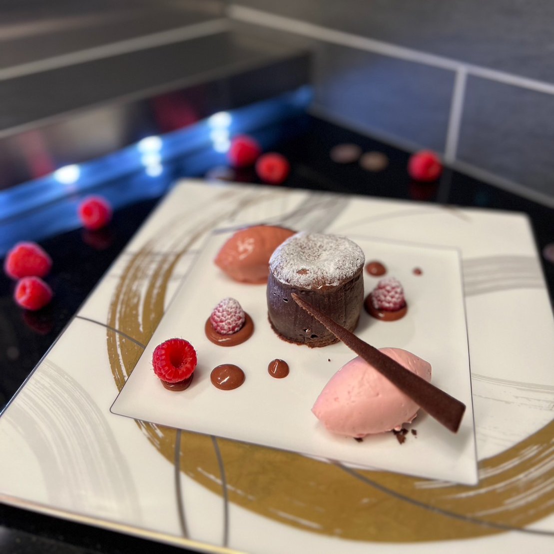 京橋店限定デセール

「Biscuit coolant chocolat Framboises/ビスキュイ クーラント ショコラ フランボワーズ」

とろーり濃厚なフランボワーズソースが入ったフォンダンショコラ🍫 チョコフランボワーズアイスとフランボワーズクリームと共にお召し上がりください😊
#トシヨロイヅカ
