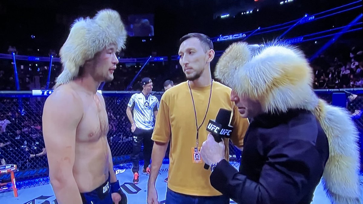 _JimReaper's tweet image. #UFC285 @ufc @joerogan Funniest shit I’ve ever seen during a #UFC 😂😂😂