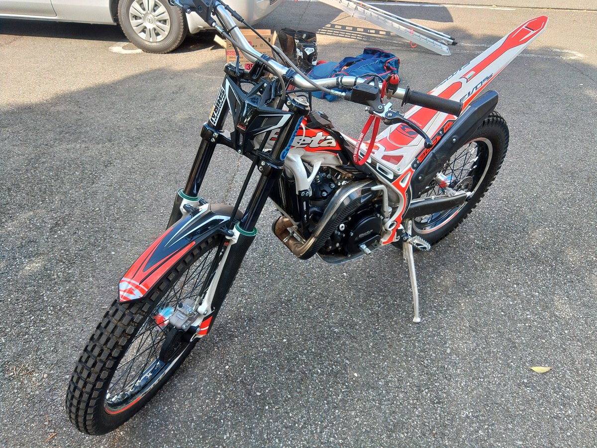 KTM819O4's tweet photo. #Beta #EVO2020 #EVOSS #3002T #デカール剥がれ
#始動できた https://t.co/8fC95QFjV5