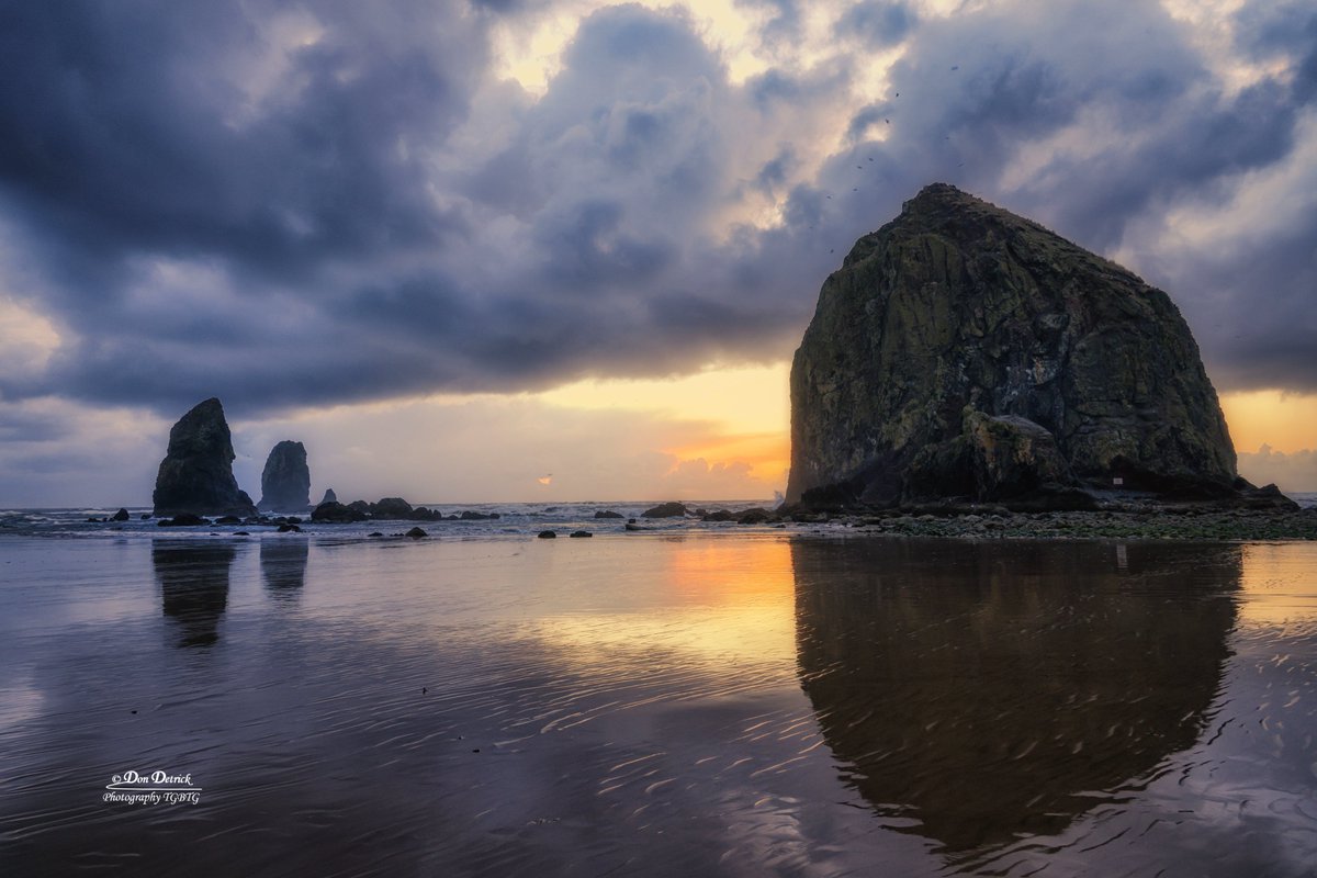 dondetrick's tweet image. #Sunset #Reflection at #HaystackRock @CannonBeachOreg After a chilly day of hail, wind, rain, and clouds a nice glow broke through to end the day. dondetrick.smugmug.com @OregonCoastBuzz @cannonbeachinfo @CannonBeachOR