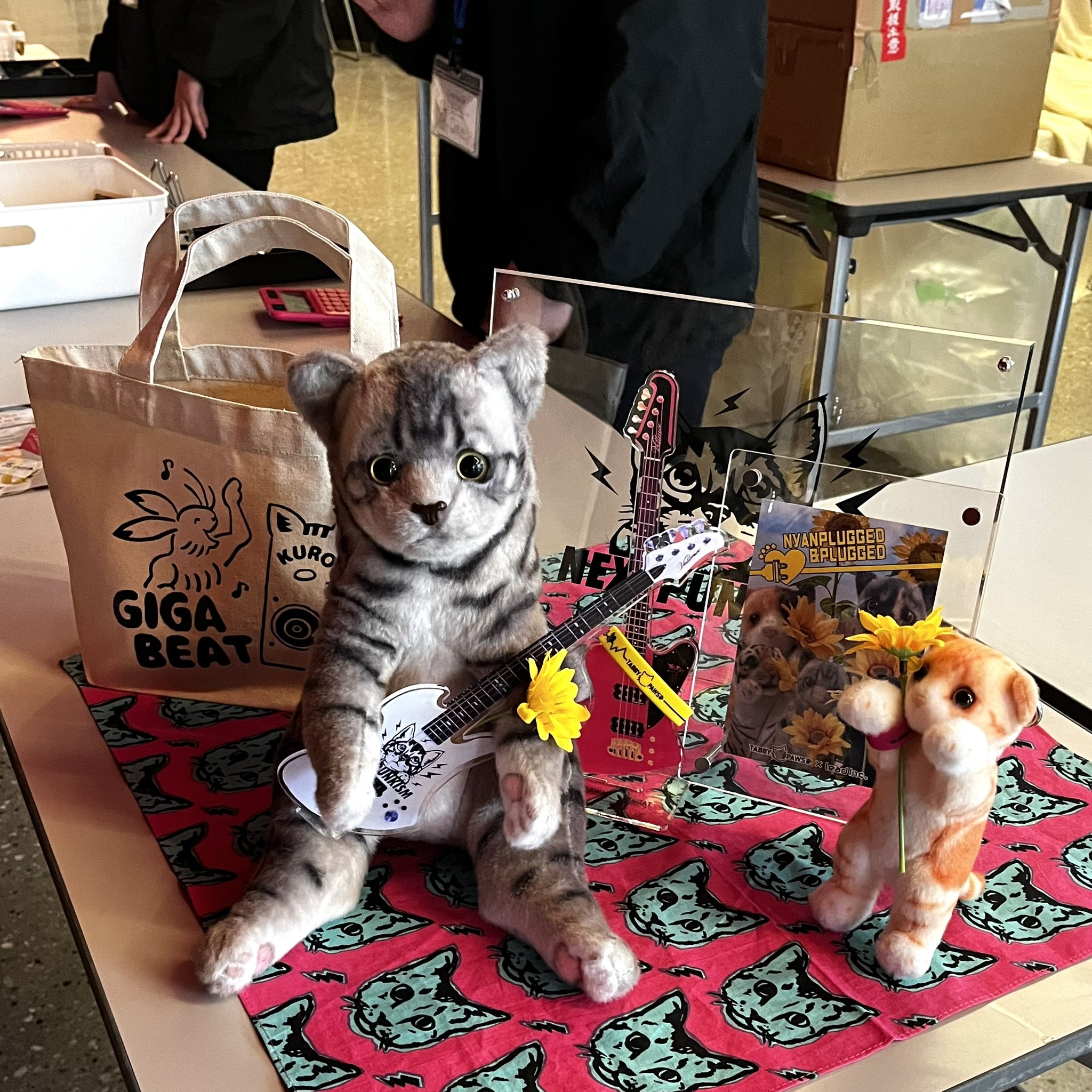 TABBY CAT PAWS 待ち猫Tシャツ 黒柳能生 meowmeow