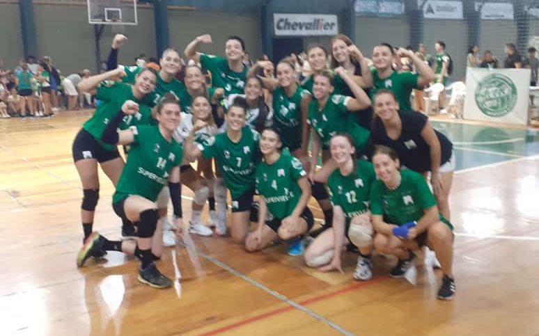 ferrocarriloest's tweet photo. #VoleyFemenino 🏐 Ganó #Ferro!!! Por la 10º Fecha de la Fase Regular de la #LAF venció en el Multi II 3-0 (25-16, 25-22, 27-25) a #NáuticoAvellaneda (Ros)!
@FCOVOLEY 7º con 18 pts. (6G y 4P)!
Próxima fecha (11º): Hoy 19 hs. vs. #VillaDora (SF) en el Multi II!
#VamosLasPibas! 💚🚂 https://t.co/8jVT0gVgx4