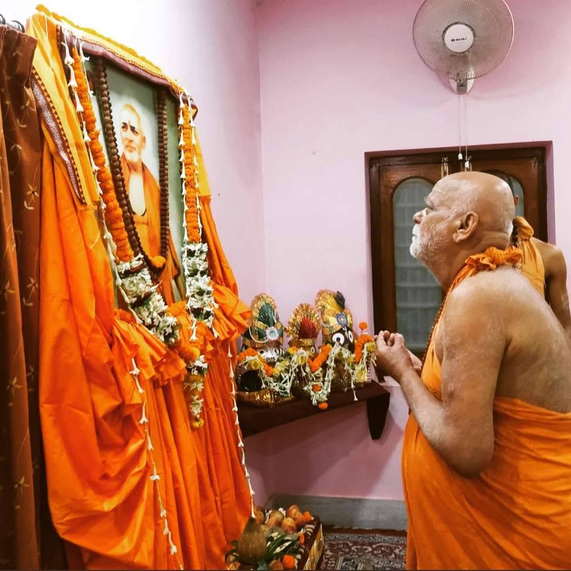 Satyajittiwari's tweet photo. गुरुदेव पुरी शंकराचार्य उवाच- 

जो दिशाहीन व्यापारतंत्र और प्रचारतंत्र द्वारा उठाये जाते हैं वे कालक्रम से, सामंजस्य न बैठा पाने के कारण, इन्हीं द्वारा गिरा भी दिये जा��े हैं । https://t.co/xgN3a3QDpP