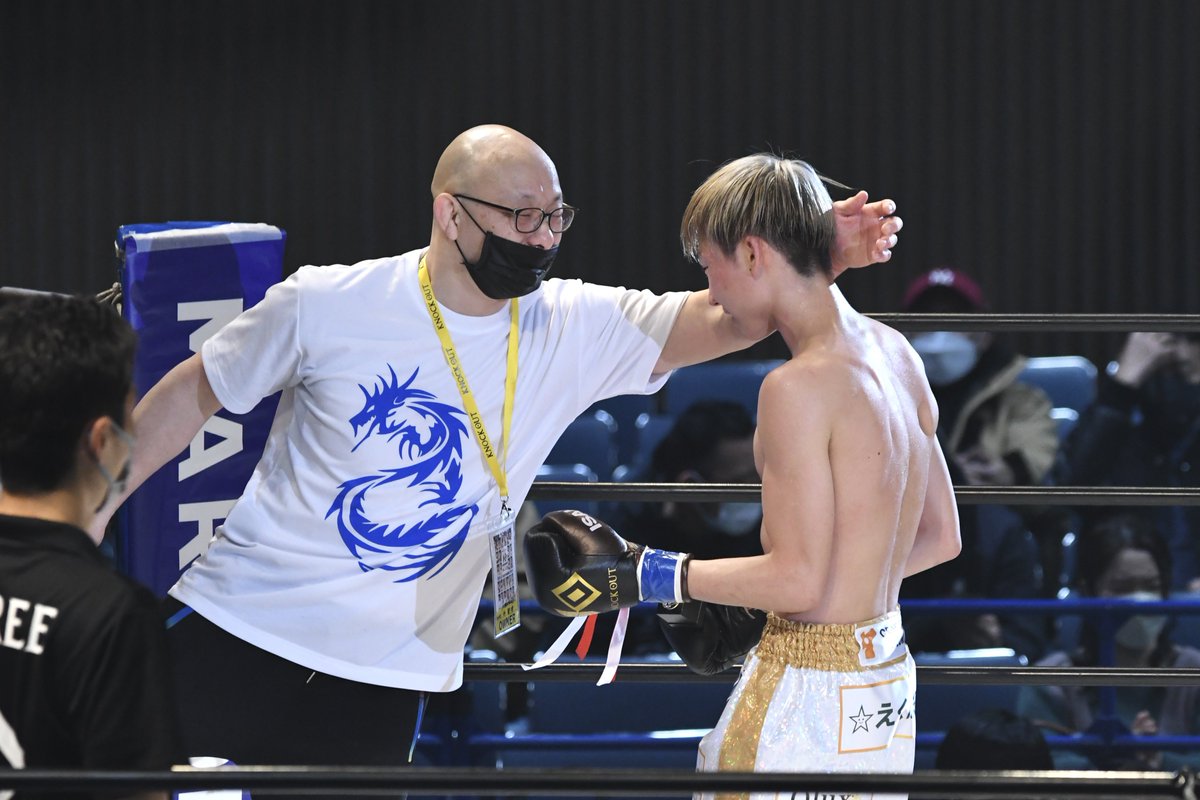 _anonymoussss2's tweet photo. 1発目から🥊おめでとうございます🎊
会長と😭
#knockout_blaze
#柿﨑瑠 選手 https://t.co/cI5vwcb3ut
