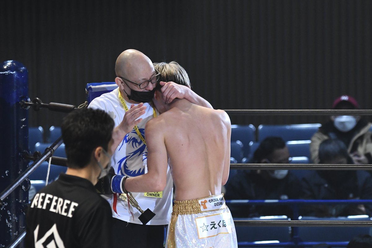 _anonymoussss2's tweet photo. 1発目から🥊おめでとうございます🎊
会長と😭
#knockout_blaze
#柿﨑瑠 選手 https://t.co/cI5vwcb3ut