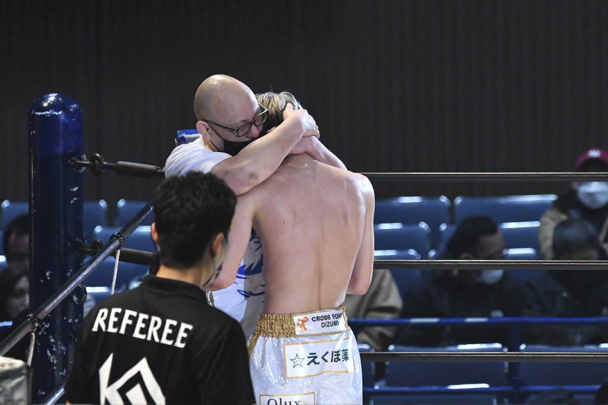 _anonymoussss2's tweet photo. 1発目から🥊おめでとうございます🎊
会長と😭
#knockout_blaze
#柿﨑瑠 選手 https://t.co/cI5vwcb3ut