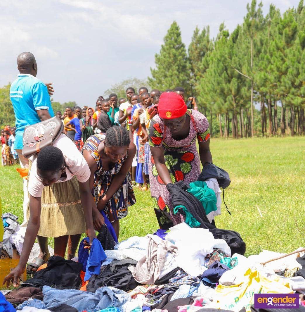 EngenderGirls's tweet photo. You 'decluttered and donated'.
We collected and delivered.
You put a smile on the faces of the hundreds of girls in Mayuge and Iganga Districts.
#ThankYou #Asante #Mercie #MwebaleNyoo #Afooyo #MwebareMunoonga #MwebaleInno https://t.co/H9dhRTu1eO