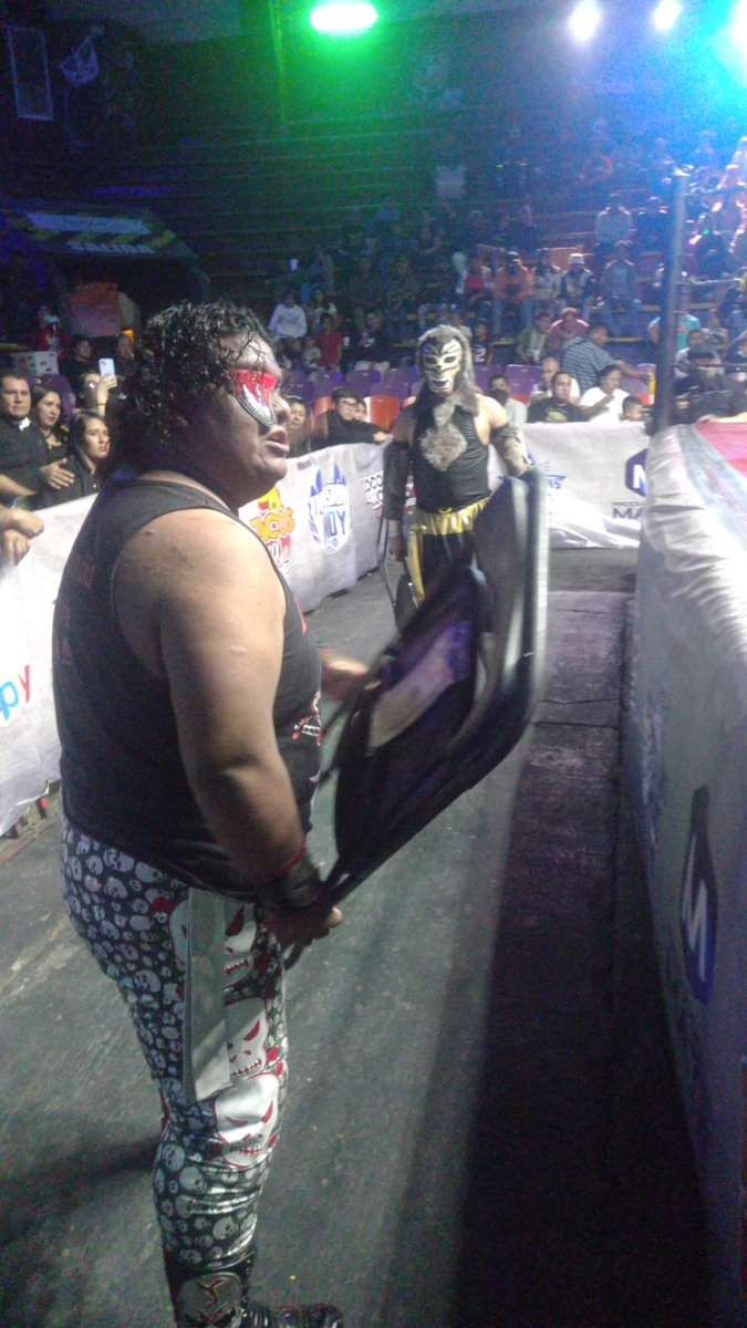LaTijeraLucha's tweet image. En lucha en relevos increíbles #MiniAlebrije y #LobitoII se logran llevar la victoria sobre #PiratitaMorgan y #LobitoI, cuando este último le dio un sillazo al que por esta noche fue su compañero, sin embargo al final hay un descontrol por parte del pequeñito con el parche...