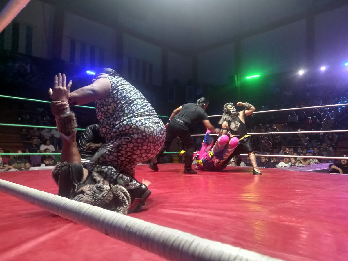 LaTijeraLucha's tweet image. En lucha en relevos increíbles #MiniAlebrije y #LobitoII se logran llevar la victoria sobre #PiratitaMorgan y #LobitoI, cuando este último le dio un sillazo al que por esta noche fue su compañero, sin embargo al final hay un descontrol por parte del pequeñito con el parche...