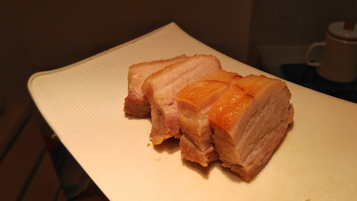 machako_ocha's tweet photo. 志麻さんのレシピで、初・豚肉のコンフィ。フランス産豚肉は業務スーパーで購入。
https://t.co/Qe2ISDjOTm https://t.co/s0Zcr6sUEl