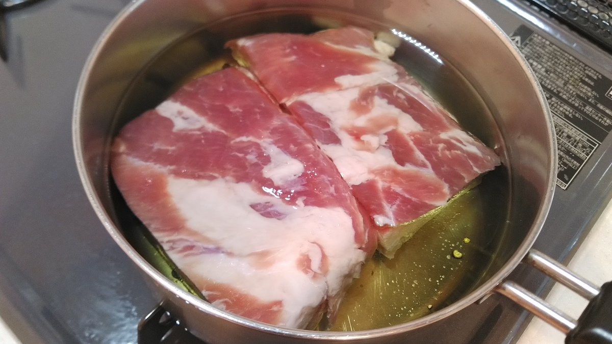 machako_ocha's tweet photo. 志麻さんのレシピで、初・豚肉のコンフィ。フランス産豚肉は業務スーパーで購入。
https://t.co/Qe2ISDjOTm https://t.co/s0Zcr6sUEl