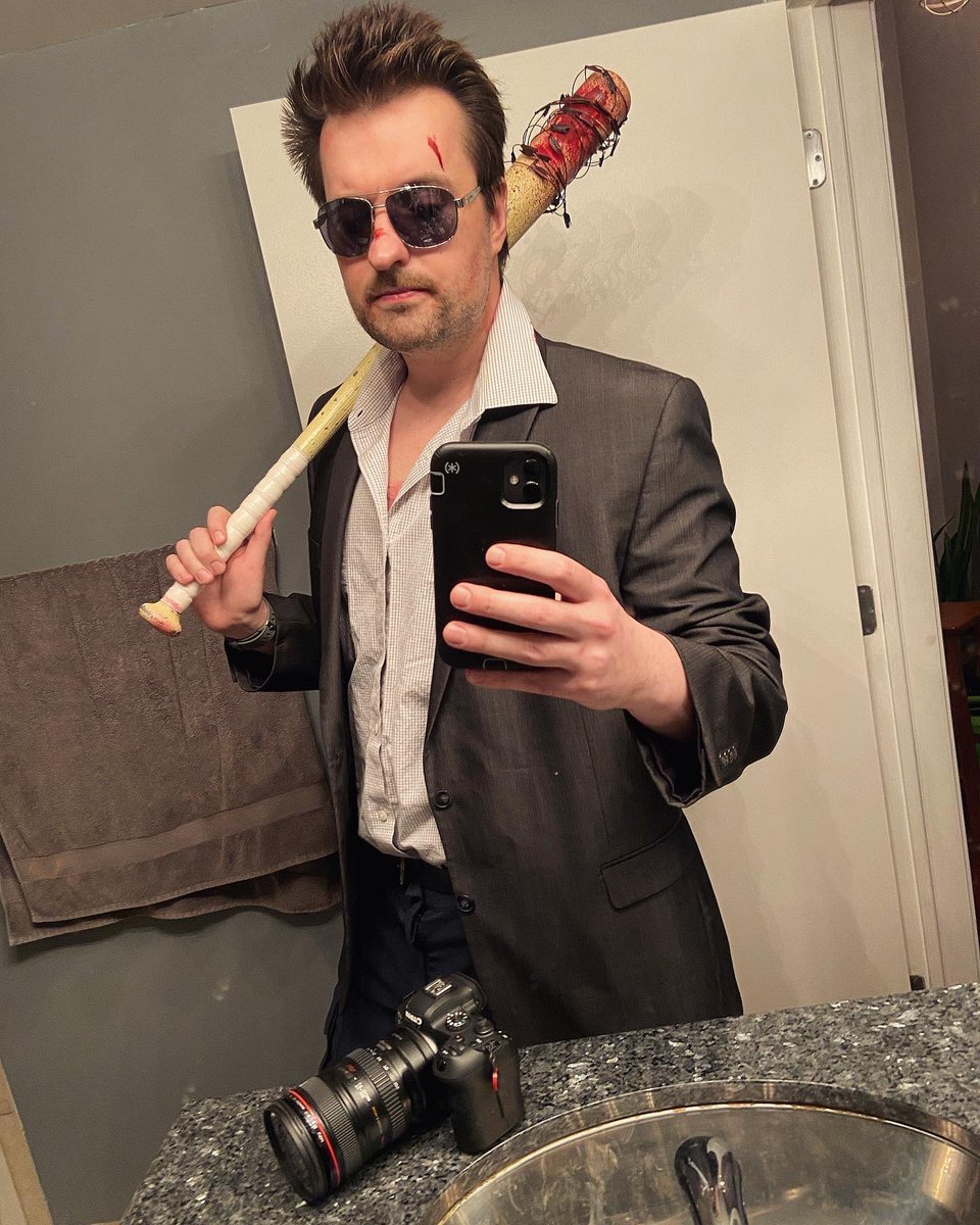 ErikJAWSPhoto's tweet photo. Without taking any new ones, post photos of you as:

1) a romanceable NPC
2) a quest-giver NPC
3) the final boss of a game https://t.co/e0BhPOT7gd