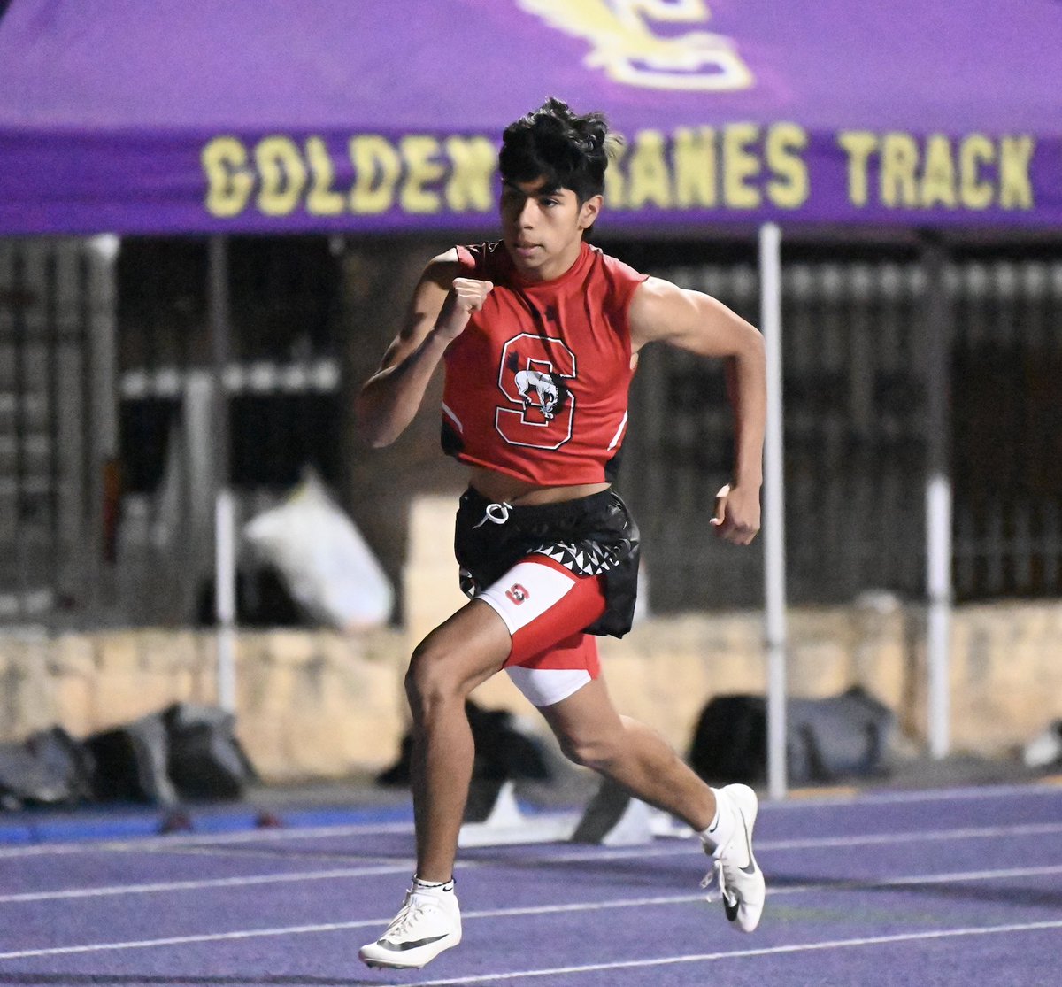 The Broncos had a great Ozona Track Meet- both the JV and the Varsity.  Pictured is Robert Rodriguez running the 200m DASH. NJ Glasscock 📸