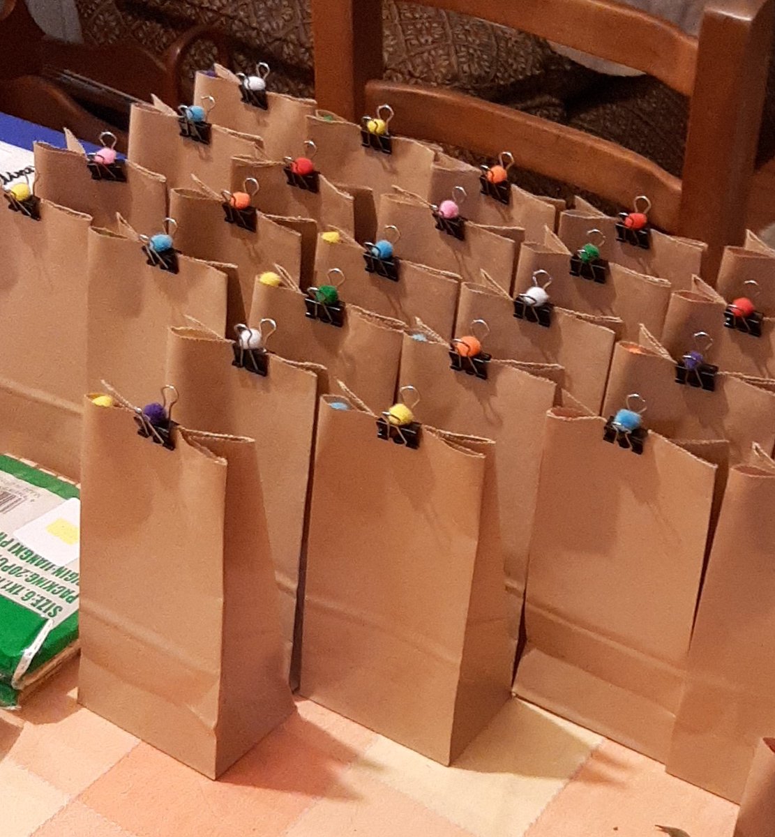 JaviAranedaM's tweet photo. Demasiado real esto ❤👩‍🏫 Cada bolsita con un lápiz (que le pegué un pompón), una goma y un clip (también con un pompón pegado), más un mensajito de "Welcome to 2nd grade A". https://t.co/Xc9LWSKn7V