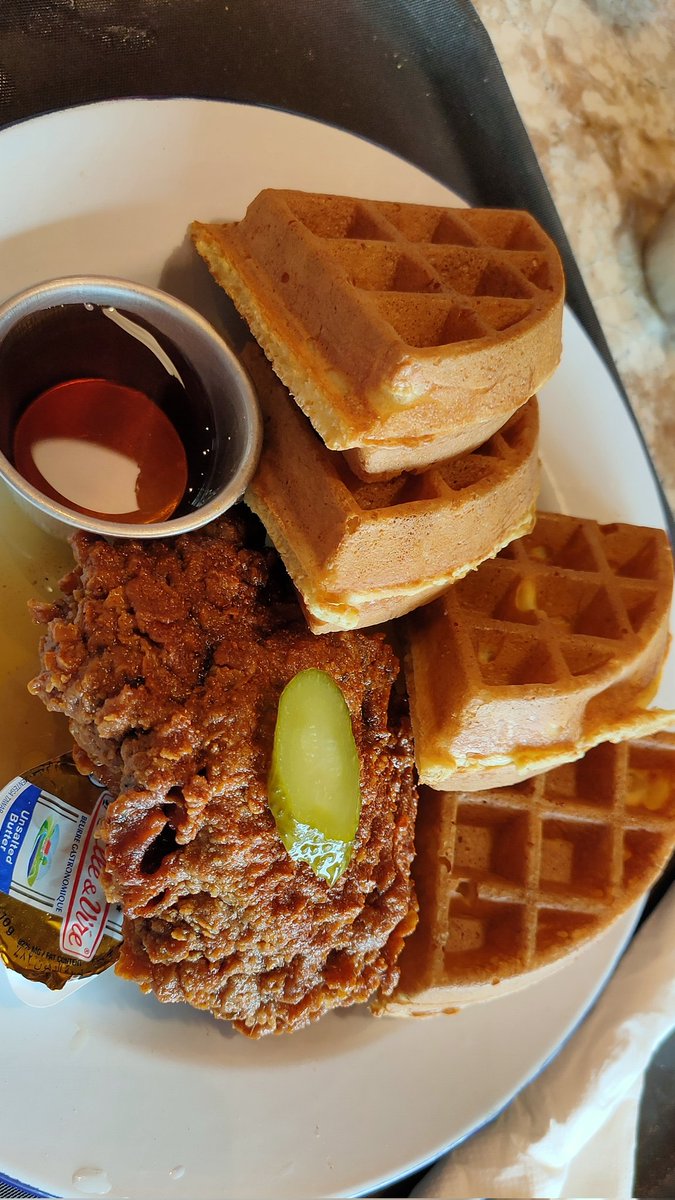 agustine_w's tweet photo. Prei Jajan | Amerika banget nuansanya. Palem2 di depan resto dah kayak di Miami atau macam tu lah. 
Agak kaget ga dpt nasi 😂 krn baru pertama nyoba di sini. 
Makan ayam dan wafflenya, ya sendiri2 meski digabung 1 piring. Wareg. 😄😇 #funkydak https://t.co/9TJjsn612P