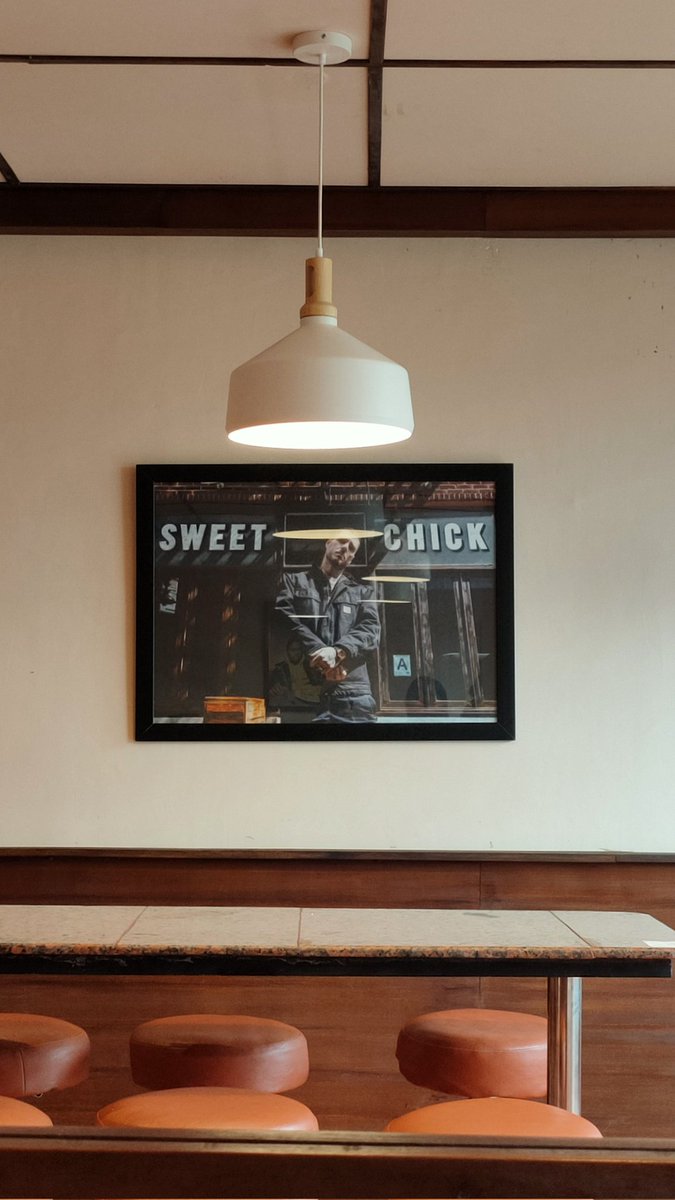 agustine_w's tweet photo. Prei Jajan | Amerika banget nuansanya. Palem2 di depan resto dah kayak di Miami atau macam tu lah. 
Agak kaget ga dpt nasi 😂 krn baru pertama nyoba di sini. 
Makan ayam dan wafflenya, ya sendiri2 meski digabung 1 piring. Wareg. 😄😇 #funkydak https://t.co/9TJjsn612P