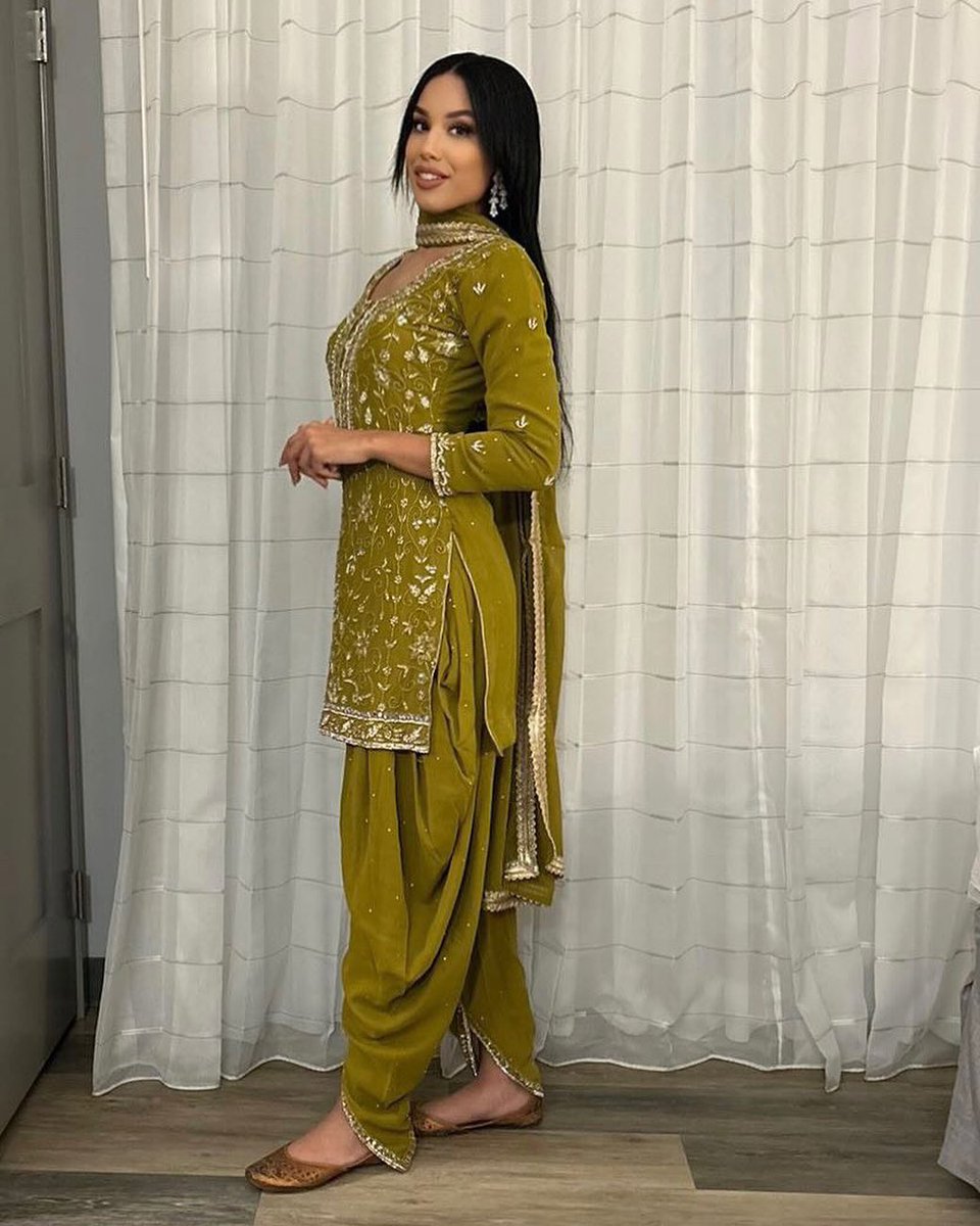 Officialnavii_'s tweet photo. Can’t get over this gorgeous suit made with love by littleindiadesigner 🦚✨
What would you like to see more of? Dance, fashion, grwm? Comment below👇
#indiandesignerwear #ootdfashion #modellife #salwarsuits https://t.co/2FE9oI0WnW