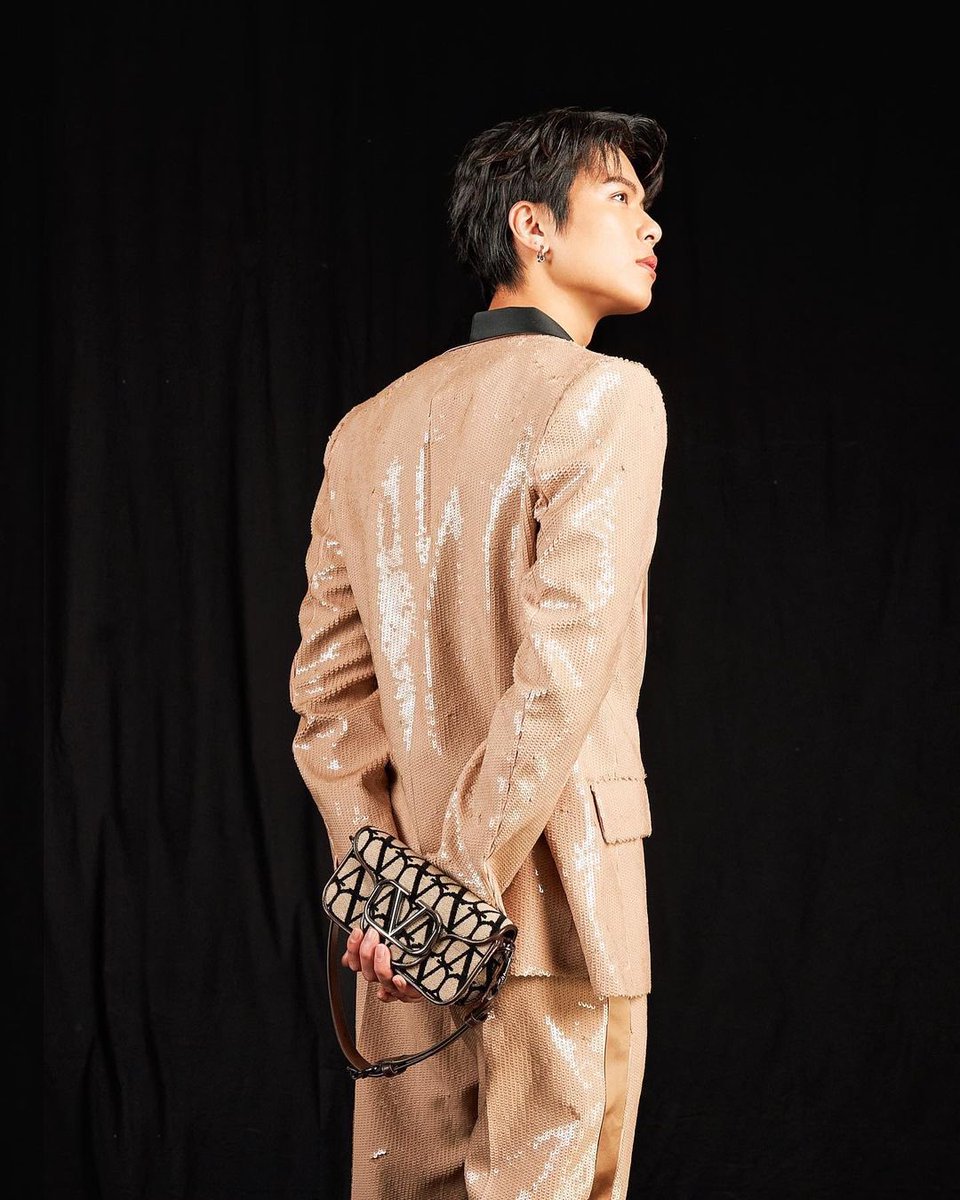 glennyqh_'s tweet photo. Stay GOLD ✨
Catch the Valentino Black Tie Fall Winter 2023 live from Paris on Monday, 6th March 3am SGT.
#ValentinoBlackTie
#VALENTINOGARAVANI
#LocoBag https://t.co/cWwsqOqaiv
