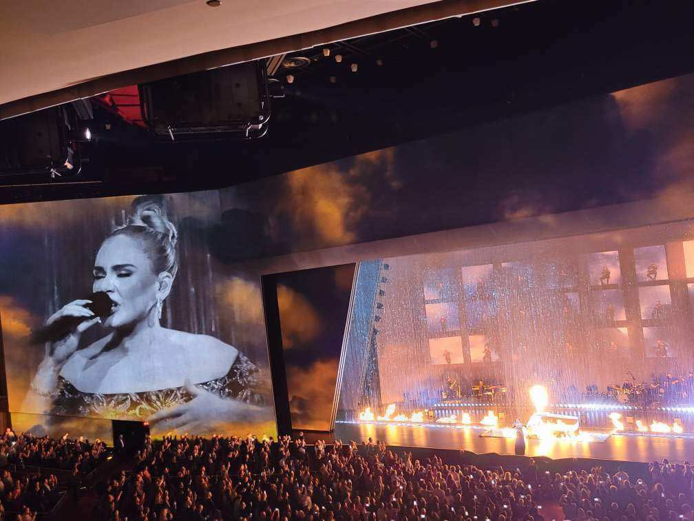 jack_windon's tweet photo. It’s been said what happens in Vegas, stays in Vegas. Not this time. Bringing every ounce of this insanely incredible evening back with me. Thank you @Adele for sharing your gift. 🎶🎤 #weekend14 https://t.co/8FgdvTGj8R
